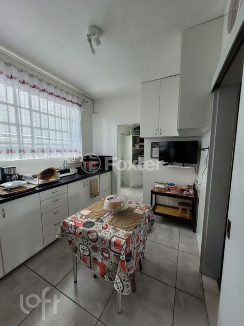 Image 12 - 859282