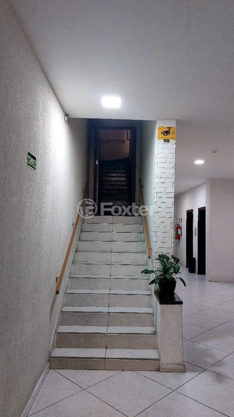 Image 10 - 864435