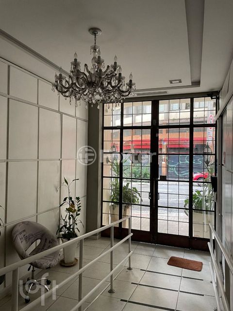 Image 17 - 868595