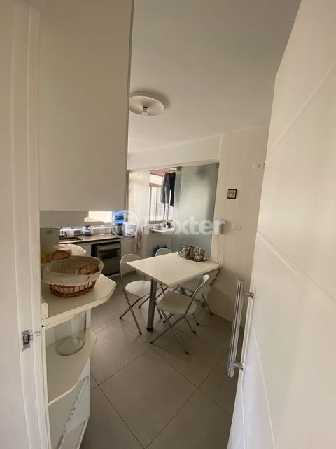 Image 2 - 868925