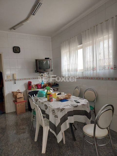 Image 11 - 869400