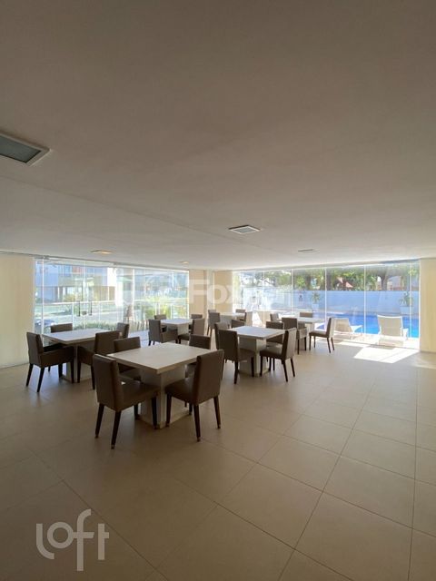 Image 11 - 869405