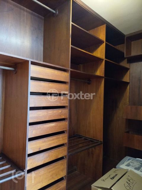Image 8 - 869605