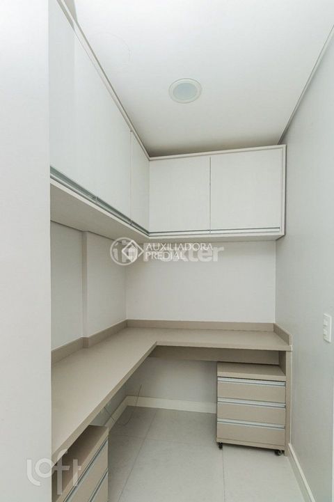 Image 8 - 870403