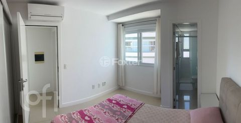 Image 7 - 872228
