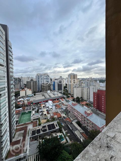 Image 17 - 873608