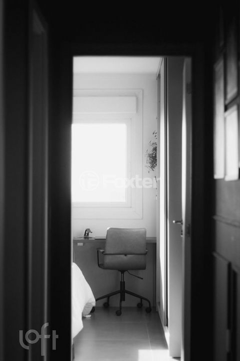 Image 18 - 875037