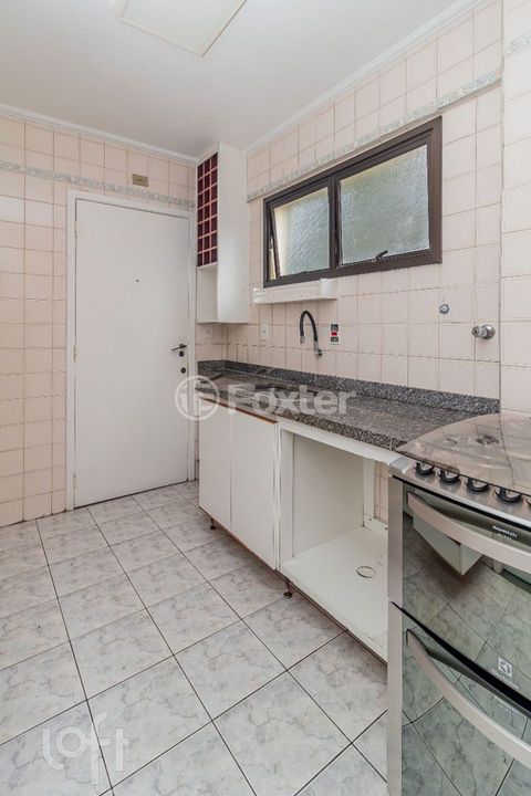 Image 6 - 875130