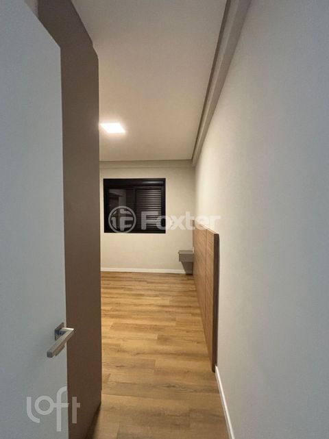 Image 7 - 875597
