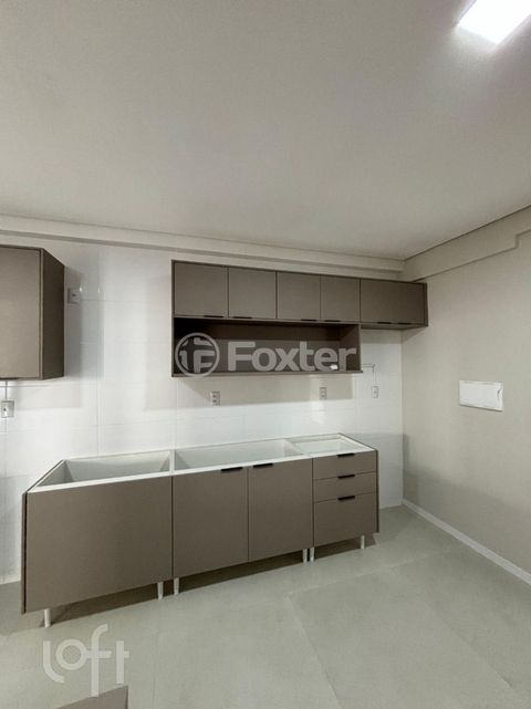 Image 5 - 875597