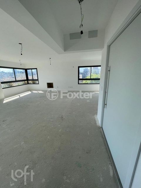 Image 8 - 875608