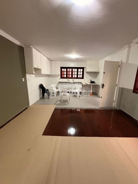 Image 10 - 875708