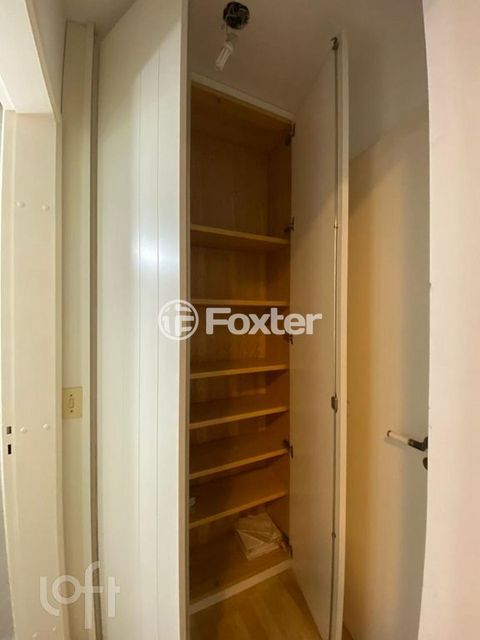 Image 8 - 875711