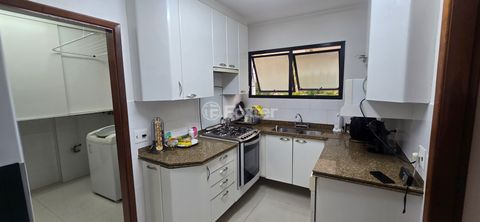 Image 4 - 875736