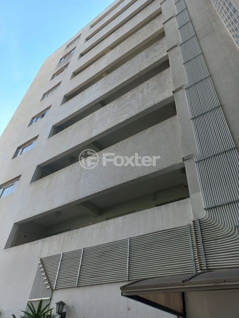 Image 11 - 875983