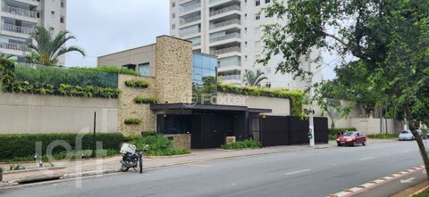 Image 11 - 876017