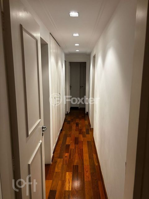 Image 11 - 876105