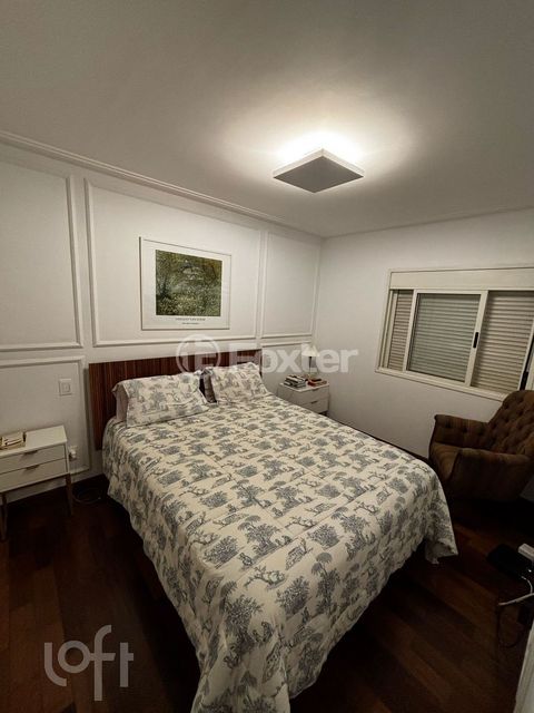 Image 7 - 876105