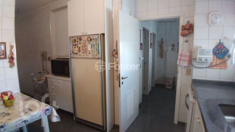 Image 7 - 876210