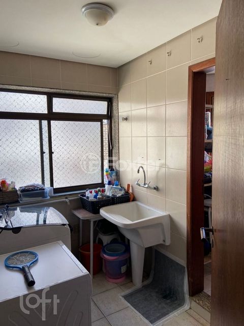 Image 19 - 876512