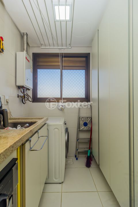 Image 17 - 876551