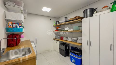 Image 16 - 876860