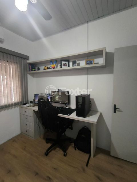 Image 19 - 877029