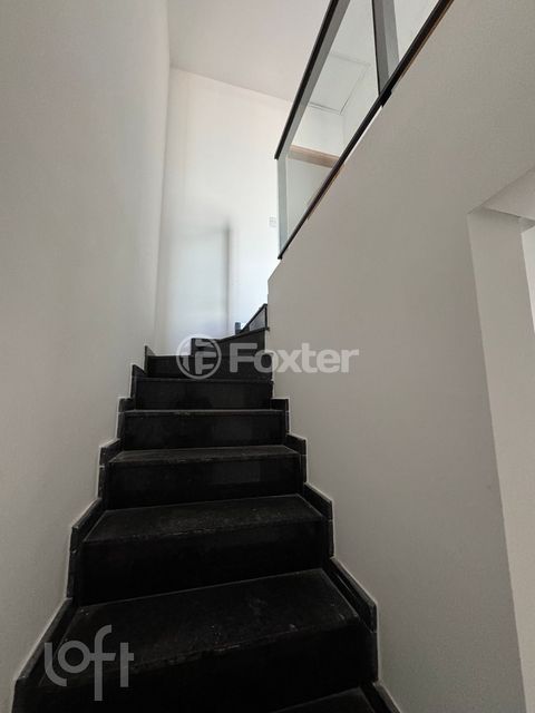 Image 4 - 877317