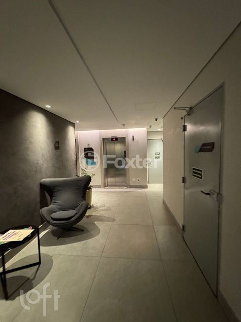 Image 15 - 877404