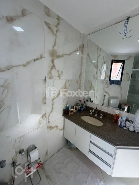 Image 8 - 877435