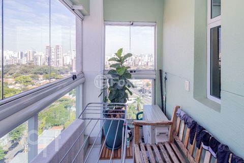 Image 14 - 877482