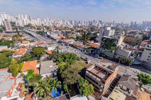 Image 18 - 877482
