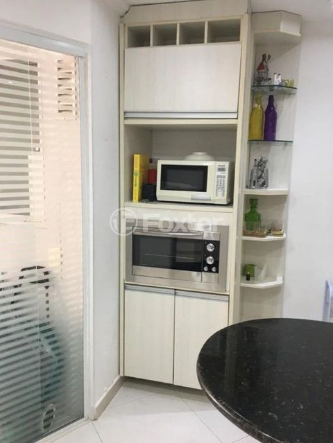 Image 12 - 877488