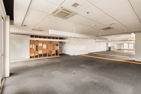 Image 17 - 877490