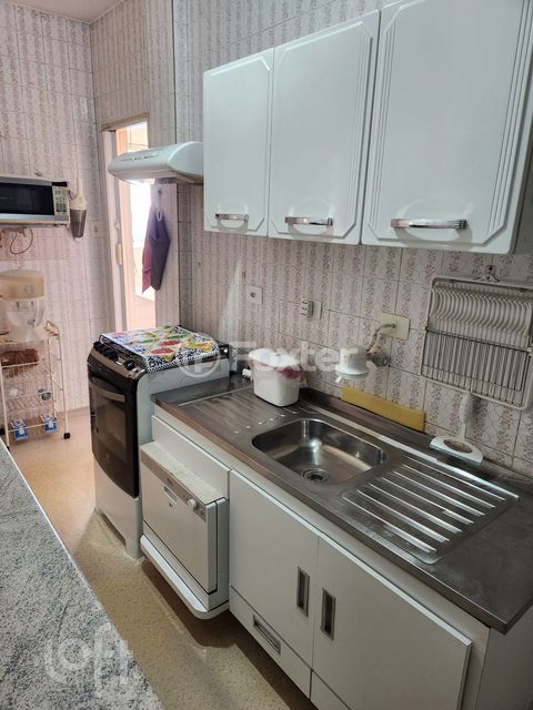 Image 10 - 877607