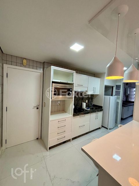 Image 7 - 877689