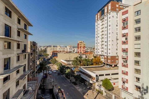Image 9 - 877726