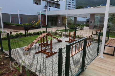 Image 15 - 877727