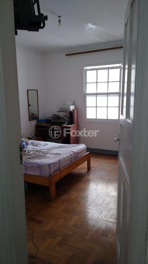 Image 11 - 878342