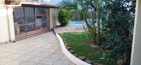 Image 10 - 878495