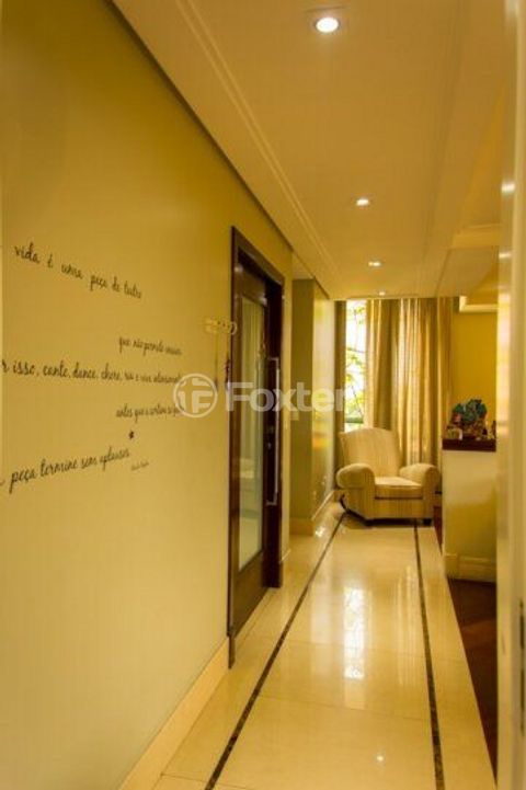 Image 10 - 878648