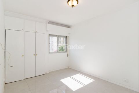 Image 7 - 878988