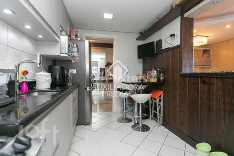Image 6 - 879012