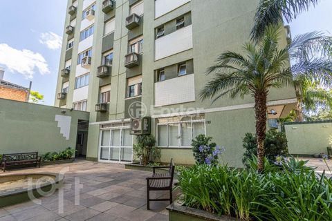 Image 17 - 879012