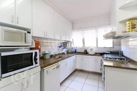 Image 10 - 879015