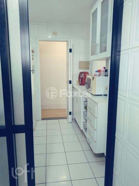 Image 7 - 879021