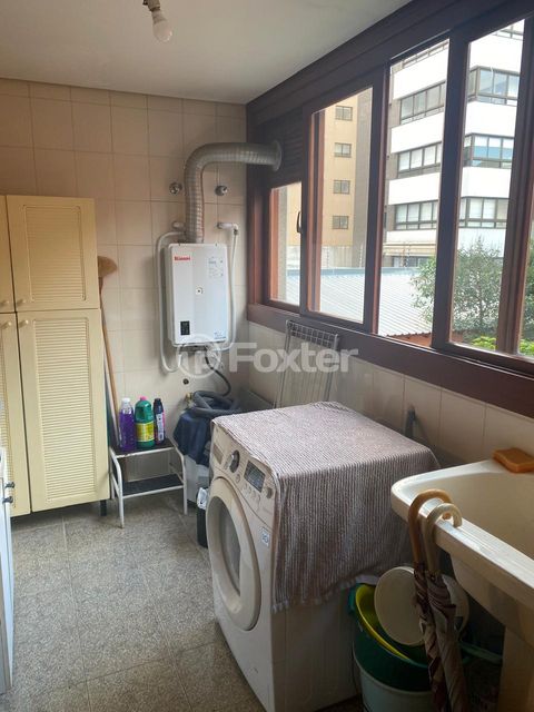 Image 9 - 879063