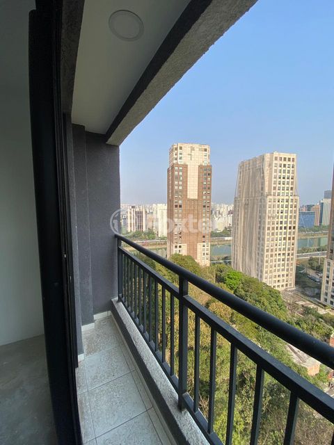 Image 6 - 879115