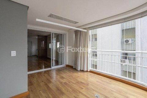 Image 5 - 879126