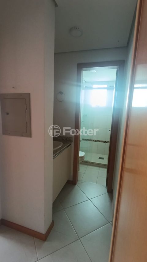 Image 8 - 879223